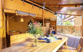 Eigenes Bad, Küche und getrennte Schlafzimmer - Glamping ist ein Zeltabenteuer mit Komfort